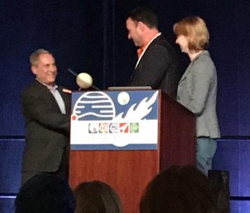 Alan Stern (left) accepts the Cosmos Award for Outstanding Public Presentation of Science